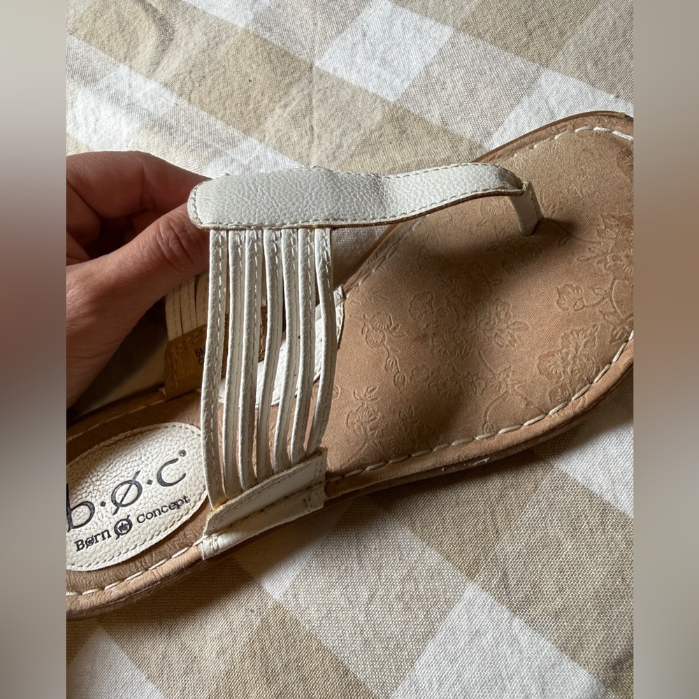 b.o.c. White Leather Fringe Toe-Post Sandals Women’s size 6